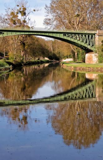 Viaduc de POnt-aux-Moines à Mardié. L'arche métallique au-dessus du bassin de l'écluse.