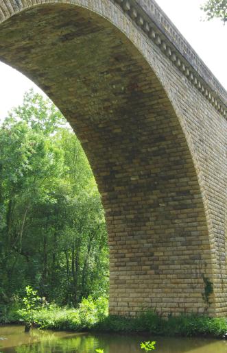 Le viaduc de Pont-aux-Moines à Mardié. La partie maçonnée.