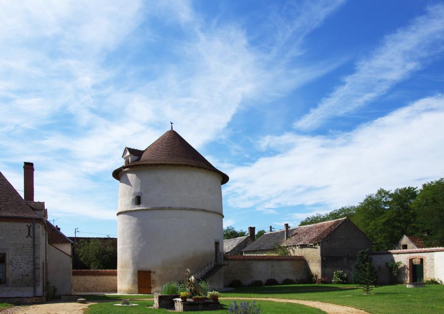 Latingy (Mardié) Le pigeonnier.