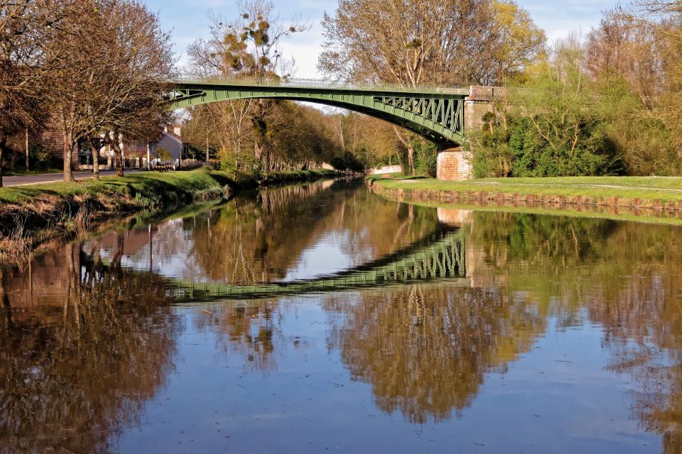 Viaduc de POnt-aux-Moines à Mardié. L'arche métallique au-dessus du bassin de l'écluse.