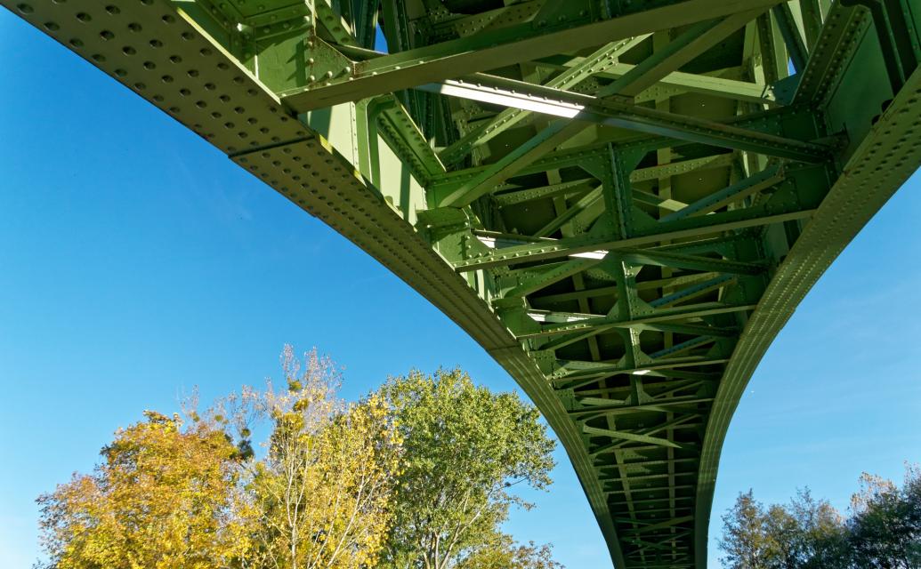 Viaduc dePont-aux-Moines Mardié. L'arche métallique, poutrelles et rivets.