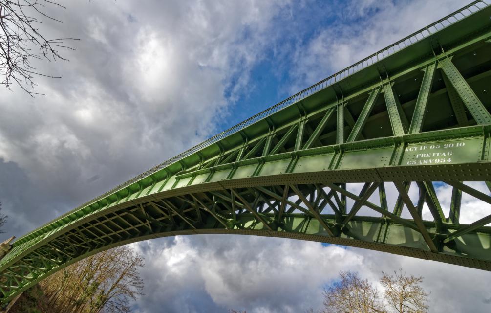 Viaduc de Pont-aux-Moines à Mardié. L'arche métallique hardie de 50m de portée.