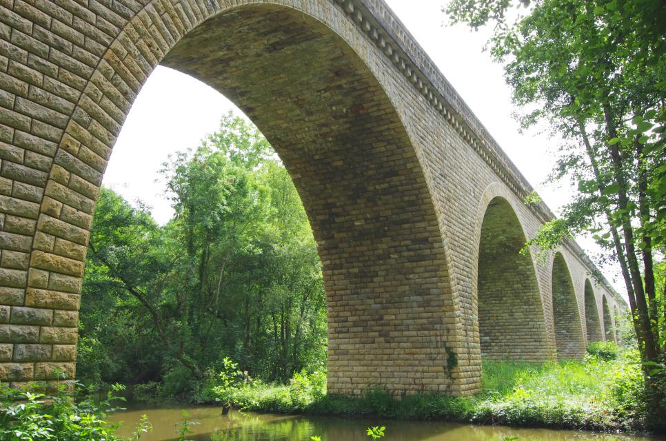 Le viaduc de Pont-aux-Moines à Mardié. La partie maçonnée.